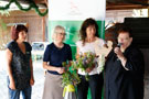 Bürgermeisterin Monika Nestler (rechts) übergibt den Staffelstab an die neue Bündniskoordinatorin Elke Schmidt (links)