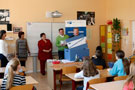 Eine Experimentierkiste der Industrie- und Handelskammer übergab Randolf Kluge vom IHK-RegionalCenter Teltow-Fläming an die Zülichendorfer Schule.